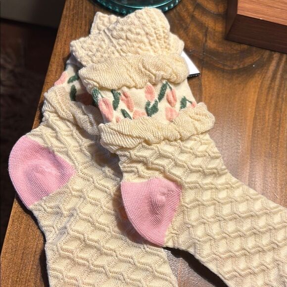 Cheemy Free Socks with Pink Accents - Picture 3 of 8
